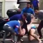 Muže zbili, zkopali a oloupili