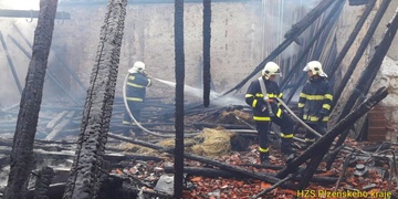 Z hořící stodoly zachránili dva koně