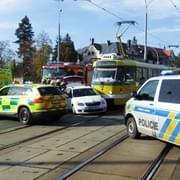 Tramvaj auto doslova napíchla