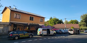 Na zahrádce baru byl nalezen mrtvý muž v kaluži krve