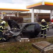 Hořící auto se samo rozjelo a vyjelo ven z pumpy