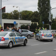 U Prazdroje smetlo auto chodce na přechodu