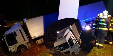 Kamion dětských plen spadl ze srázu do potoka