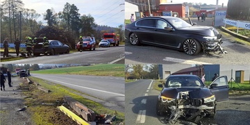 Po vyjetí ze silnice vůz doslova rozmetal sloup, stojan i závoru