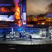 Vyšetřování velkého požáru autobusů v depu přebírají kriminalisté