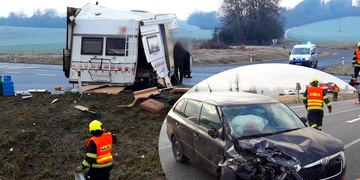 Střet osobního vozu s obytným autem