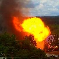 Výbuch plynu a požár skladu lahví propanbutanu - minimálně jeden mrtvý člověk