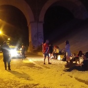 Bezdomovci plynule přešli z bujarého veselí do nudné noční brigády