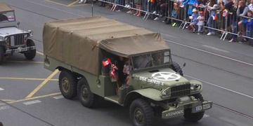 Policisté dnes obvinili ženu i řidiče vozu, z něhož během Convoy of Liberty mávali vlaječkou s hákovým křížem