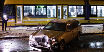 Mercedes smetl zastávku na Lidické v Plzni