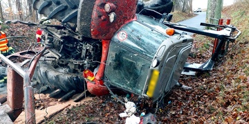 Řidič s traktorem po nárazu do stromu skončil na boku