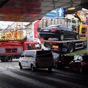Vozidlo odtahovky přetrhlo trolejové vedení trolejbusů