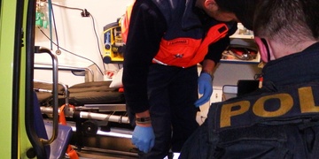 Dvě opilé mladistvé sestry napadly záchranáře a lékaře