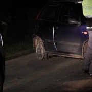 Štědrý den začal střelbou. Zfetovaný mladík v odcizeném autě najížděl do policistů, ti museli střílet.