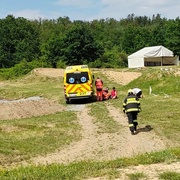 Mladý muž skok s kolem nezvládl