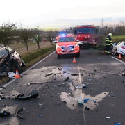 Při čelním střetu byli zraněni dva řidiči