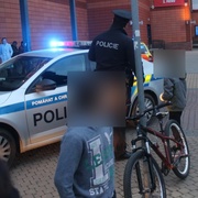 Křik a pláč nebyl jedenáctileté zlodějce nic platný