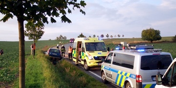 Řidič nezvládl řízení a vyletěl ze silnice