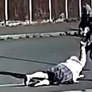 Seniorku srazil pěstí a vláčel po zemi