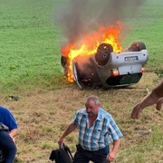 Záchrana ženy z hořícího auta
