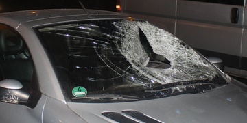 Dva sražení chodci, jeden doslova proletěl předním sklem