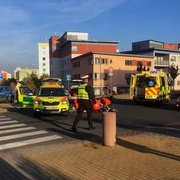 Dva motorkáři se vyváleli na kruhových objezdech