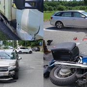 Střet osobních aut s motocyklem i s dodávkou