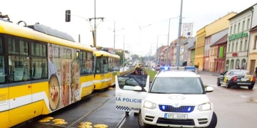 Tříletého cestovatele tramvaj nebavila