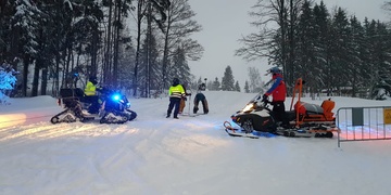 Policejní lyžařské hlídky dohlížely na bezpečnost na sjezdovkách