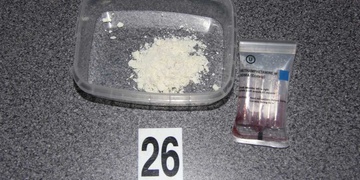 Vezl pervitin a najel na policistu