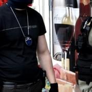 Přepadení baru v Plzni, pachatel zbil a oloupil barmana