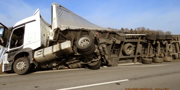 Havárie kamionu včera na několik hodin uzavřela hlavní tah na Domažlice