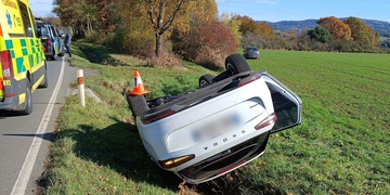 Střet dvou aut, v péči záchranářů skončili tři lidé