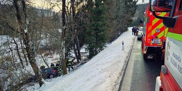 Řidička sjela z pětimetrového srázu