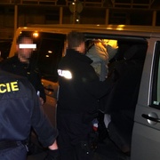 Celostátně hledaného lupiče se samopalem zadrželi plzeňští policisté