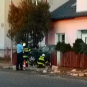 Těžce opilý cizinec neudržel auto na silnici a skončil v domě