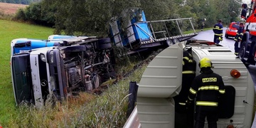 Náklaďák se záchody se převrátil do pole