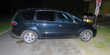 Auto použil jako zbraň, rozzuřený dav ho však z vozu vytáhl