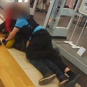 Kvůli žvýkačkám neváhali napadnout strážného