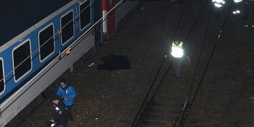 Muž prý schválně skočil pod přijíždějící vlak