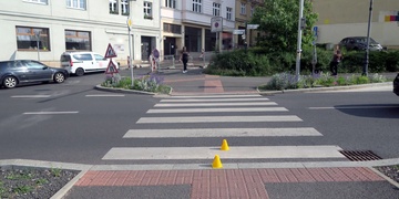 Policie šetří střety aut s cyklistou a s chodcem