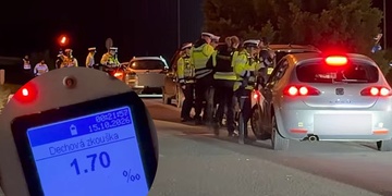Téměř dvě promile, jízda v protisměru i drogy za volantem - výsledek noční akce policistů na dálnici