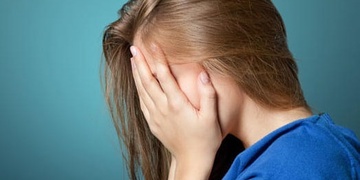 Vyhoštěný cizinec bil a opakovaně znásilnil ženu