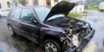 Dvacetiletý opilec přehlédl náklaďák a pak mu naměřili dvě promile