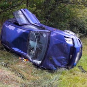 Auto zůstalo převrácené v příkopu