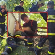Záchrana malého kluka zaseklého v rouře