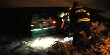 Neopatrnou řidičku zchladil až rybník