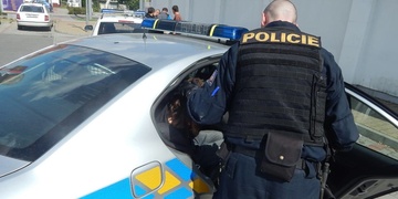 Policisté chytili pachatele vloupání do bytu přímo na místě
