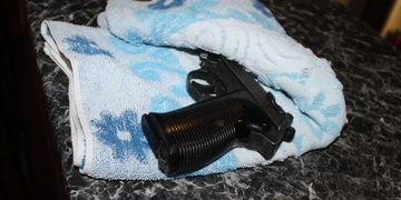 Opilý cizinec se zbraní ohrožoval skupinku dalších cizinců