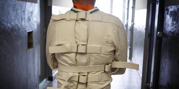 Muž se pokusil pobodat policisty, útok mířil na hlavu, a přesto útočník vyvázne bez trestu